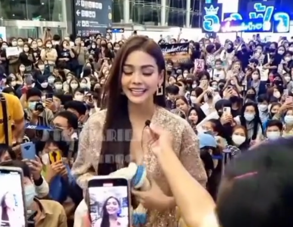 Engfa chiếm sóng toàn bộ sân bay mà không cần trở thành Hoa hậu.