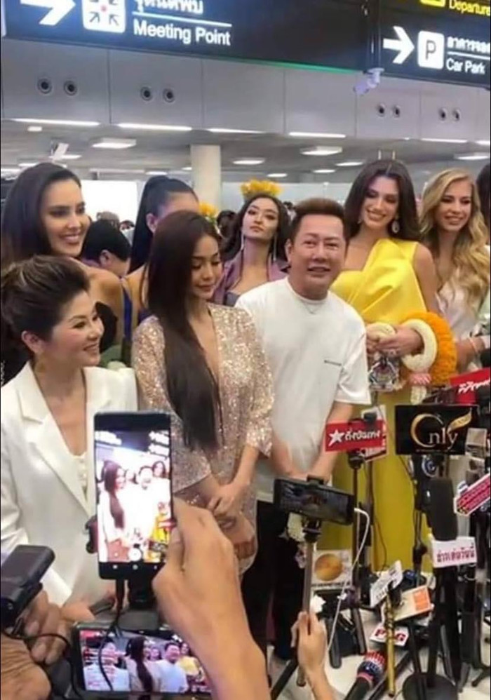 Engfa Waraha luôn là người đứng giữa ông Nawat và bà Teresa như cách sắp xếp đối với Thuỳ Tiên.&nbsp;