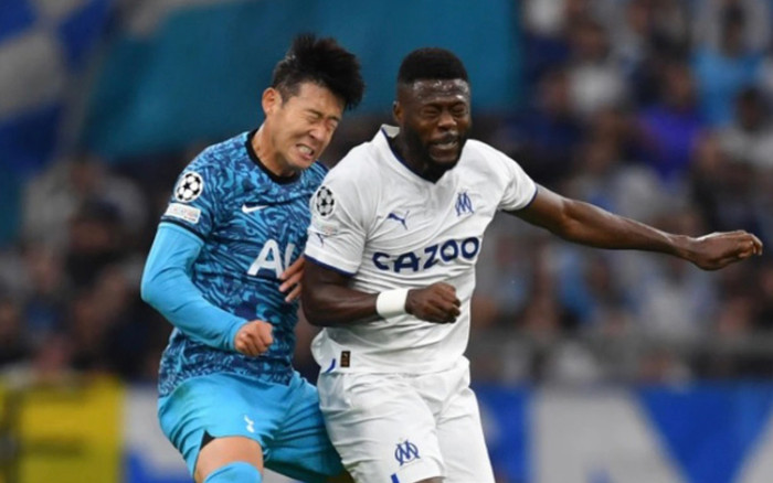 Ngôi sao của tuyển Hàn Quốc có pha va chạm rất mạnh với Chancel Mbemba sau một pha tranh bóng trên không. Ảnh: The Sun