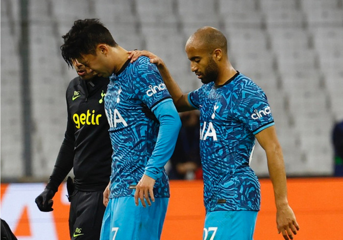 Son Heung Min phải rời sân từ phút 27.