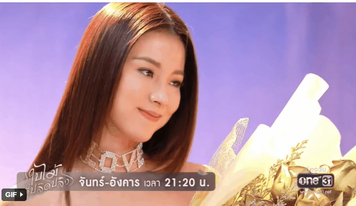 Còn tại Thái Lan, người ta chỉ tặng hoa vàng khi muốn chỉ trích đối phương. Nhân vật Nira trong bộ phim Chiếc Lá Bay đã sững người khi bị tặng cả 1 bó hoa vàng 'siêu to khổng lồ'.