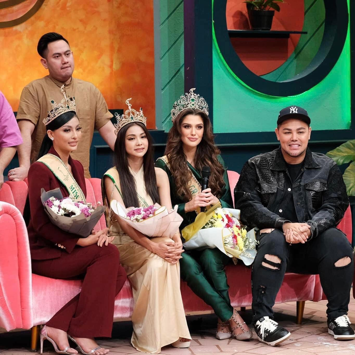 Mọi khung hình Á hậu xứ Chùa Vàng luôn là tâm điểm nổi bật, còn mỹ nhân kế nhiệm Thuỳ Tiên lại ngồi bên cạnh khi chụp ảnh Top 3 Miss Grand International.