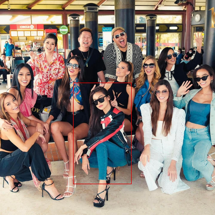 Chỉ là bức ảnh cập nhật bình thường trên trang cá nhân của ông Nawat, người đẹp Thái Lan được ưu ái tạo dáng chính diện. Còn về phần Hoa hậu Isabella Menin, fan phải nhìn mãi mới nhận ra cô đang ở đâu trong hình.  