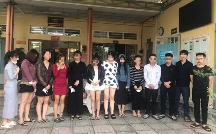 Phát hiện cảnh tượng đáng xấu hổ bên trong Karaoke treo bảng đóng cửa Ảnh 2