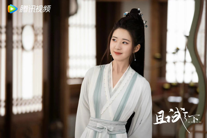 Nhan sắc ngọt ngào của Triệu Lộ Tư bị nhận xét không hợp với vai diễn nữ cường, nội tâm phức tạp. 