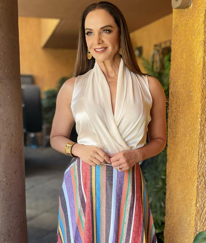 Lupita Jones từng đăng quang Hoa hậu Hoàn vũ 1991 và hiện tại đã điều hàng cuộc thi Mexicana Universal đươc 20 năm. 