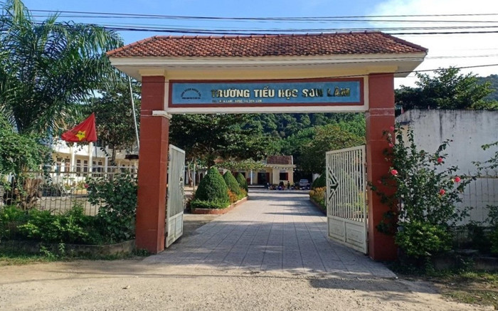 Diễn biến mới vụ phụ huynh cầm dao xông vào trường bắt Hiệu trưởng quỳ gối xin lỗi Ảnh 2