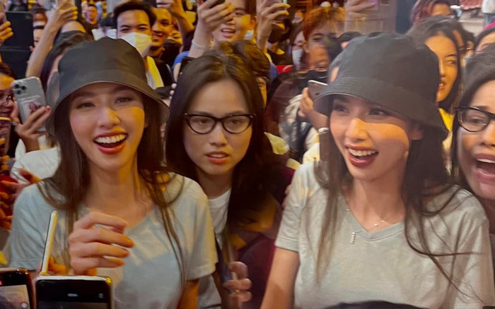 Thùy Tiên về nước sau 1 tháng ở Indonesia: Fan vây chặt giống hệt ngày đăng quang Ảnh 2