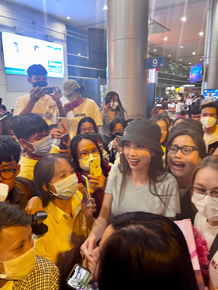 Thùy Tiên về nước sau 1 tháng ở Indonesia: Fan vây chặt giống hệt ngày đăng quang Ảnh 7