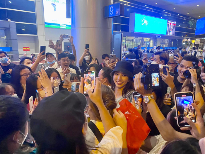 Thùy Tiên về nước sau 1 tháng ở Indonesia: Fan vây chặt giống hệt ngày đăng quang Ảnh 6