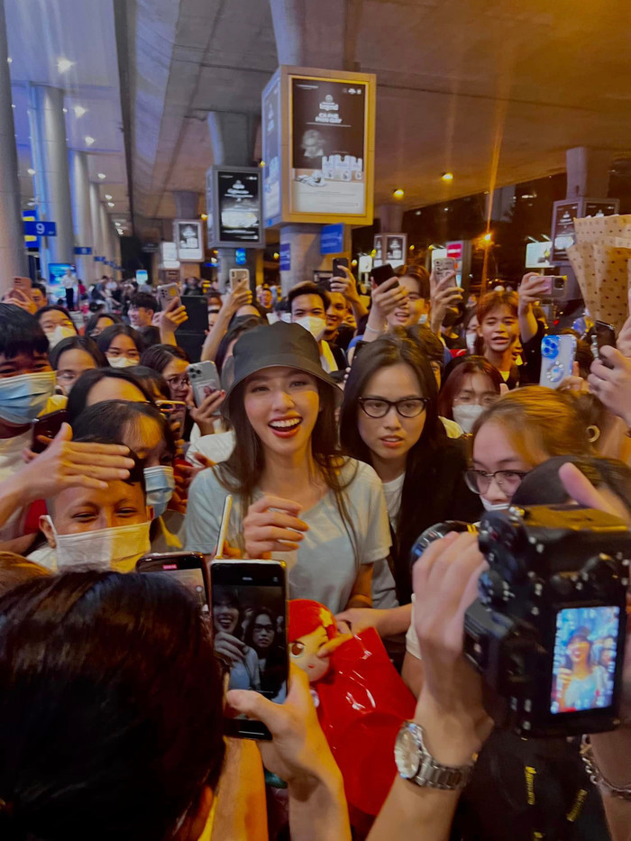 Thùy Tiên về nước sau 1 tháng ở Indonesia: Fan vây chặt giống hệt ngày đăng quang Ảnh 5