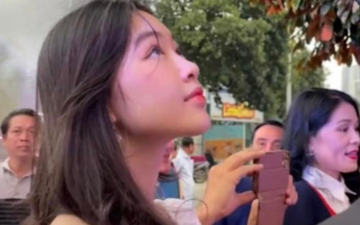 Con gái Quyền Linh đẹp bất chấp camera thường của 'team qua đường', visual làm 'đốn tim' bao người Ảnh 2