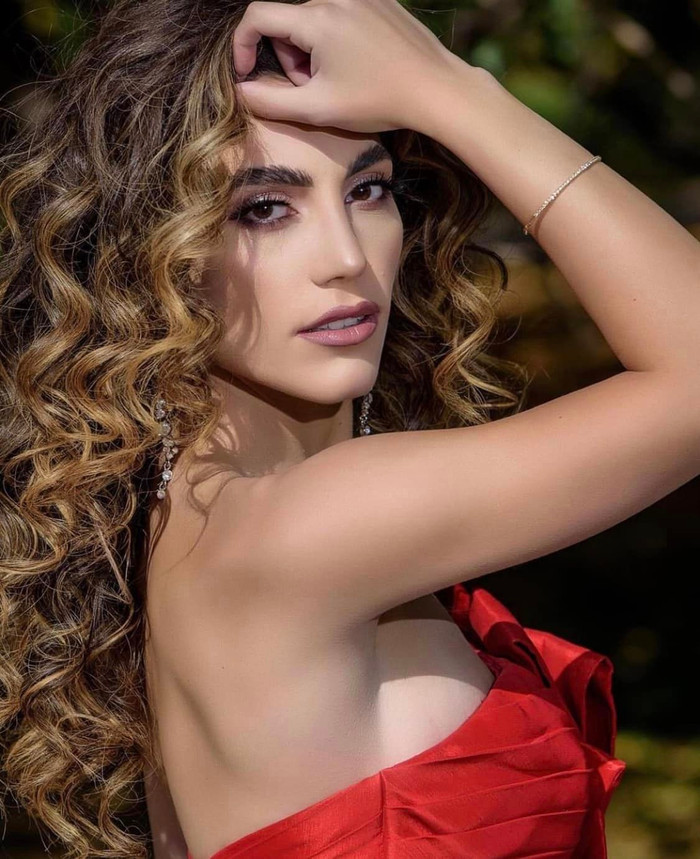 Kristina sở hữu vẻ ngoài quyến rũ, xinh đẹp.