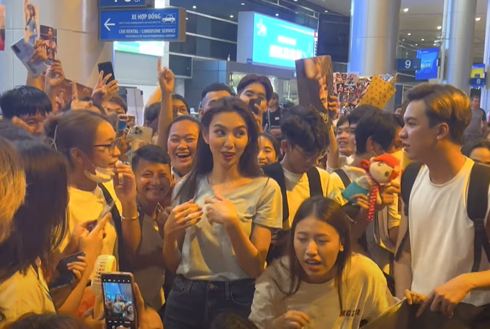 Vừa xuống sân bay là Thùy Tiên 'xả vai' Hoa hậu, biến thành 'bà hoàng' biểu cảm.