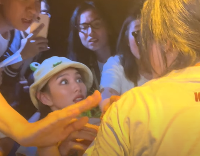 Biểu cảm bất ngờ của Thùy Tiên khi nhận được bánh kem cũng khiến dân tình không thể nhịn cười.