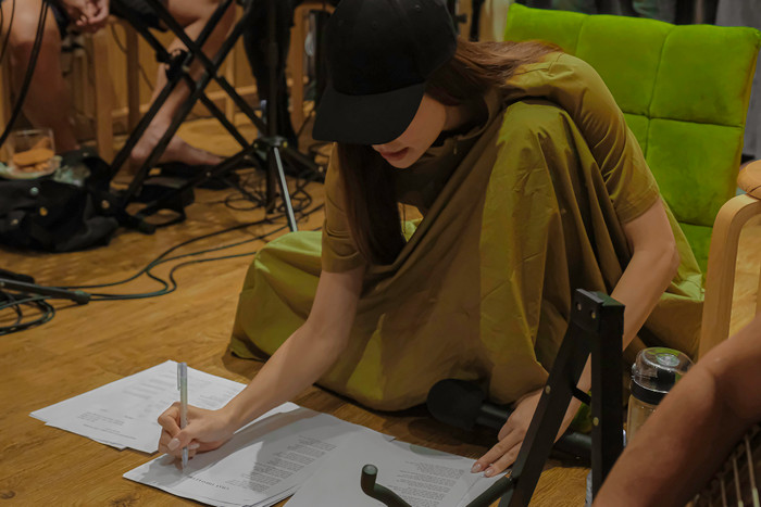 Hà Hồ khoe thần sắc rạng ngời, cặm cụi tập hát để đi diễn trở lại sau sự cố mất trộm ở nhà riêng Ảnh 3