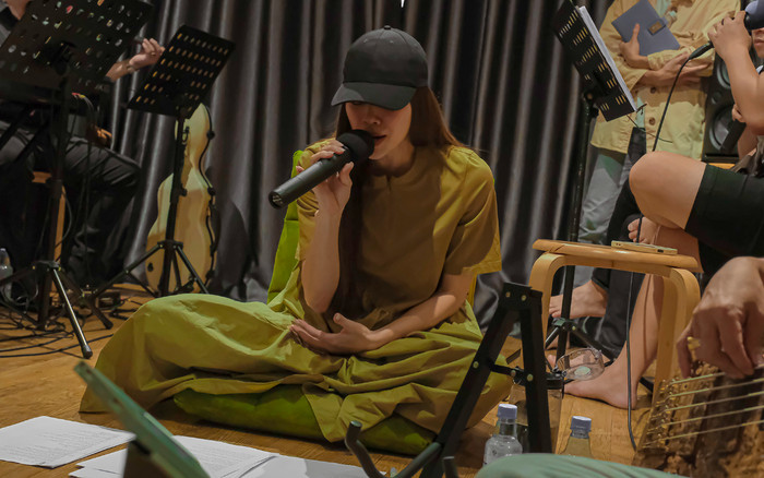 Hà Hồ khoe thần sắc rạng ngời, cặm cụi tập hát để đi diễn trở lại sau sự cố mất trộm ở nhà riêng Ảnh 2