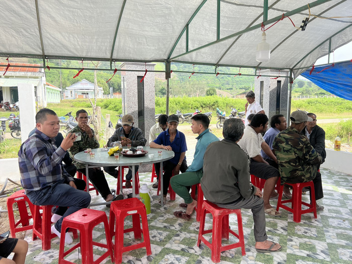 Người thân của T có mặt từ rất sớm để đón thi thể của cháu gái trở về quê nhà. Ảnh: Lao động