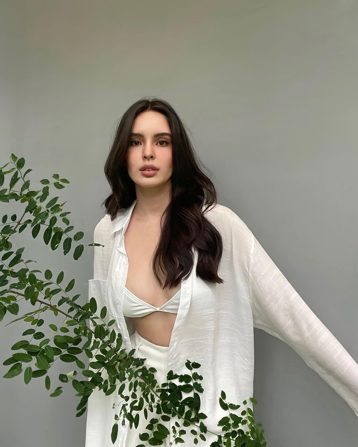 Làn da trắng mịn màng không tì vết, nụ cười tươi và đôi mắt đẹp của nàng hậu đôi mươi là những điểm cộng hút hồn người đối diện.