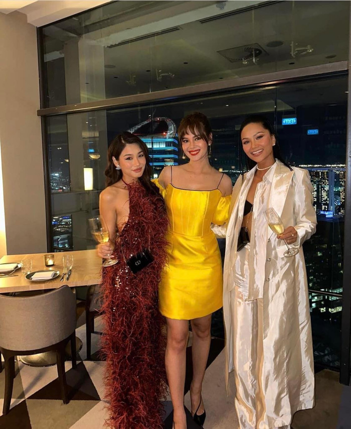 Bộ ba Thảo Nhi Lê - Catriona Gray - H'Hen Niê rạng rỡ trong khung hình.