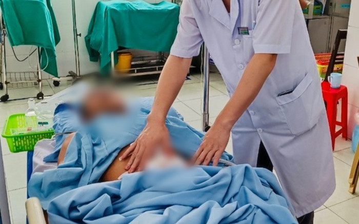 Cứu sống người đàn ông bị lưỡi cưa văng vào bụng, nguy kịch Ảnh 2
