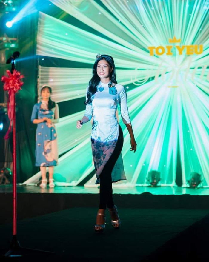 Thiên Ân từng mượn giày của Thùy Tiên để thi Nữ sinh Áo dài năm 2018.