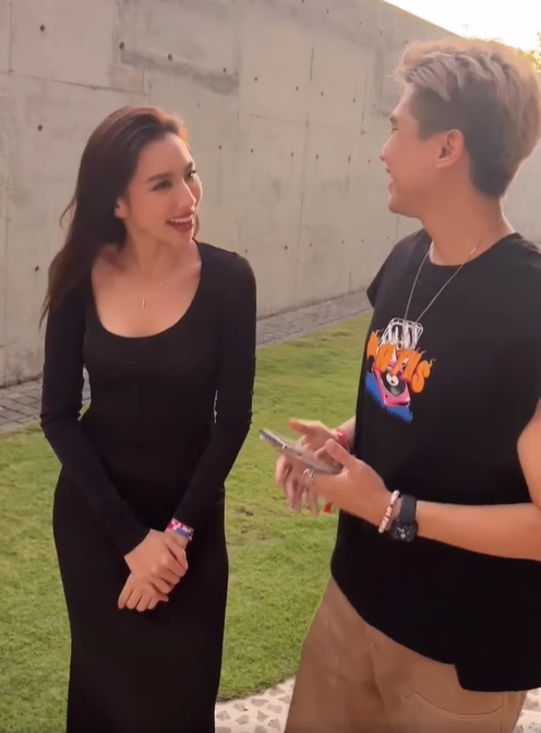 Cả hai đều không có bất kỳ cử chỉ thân mật nào...