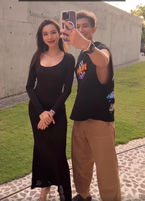 Cô vui vẻ check-in cùng người hâm mộ tại sự kiện.