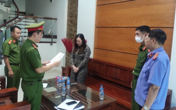 Nữ quái dùng túi hàng hiệu thật giá 500 triệu để lừa đảo chiếm đoạt 50 tỷ đồng Ảnh 2