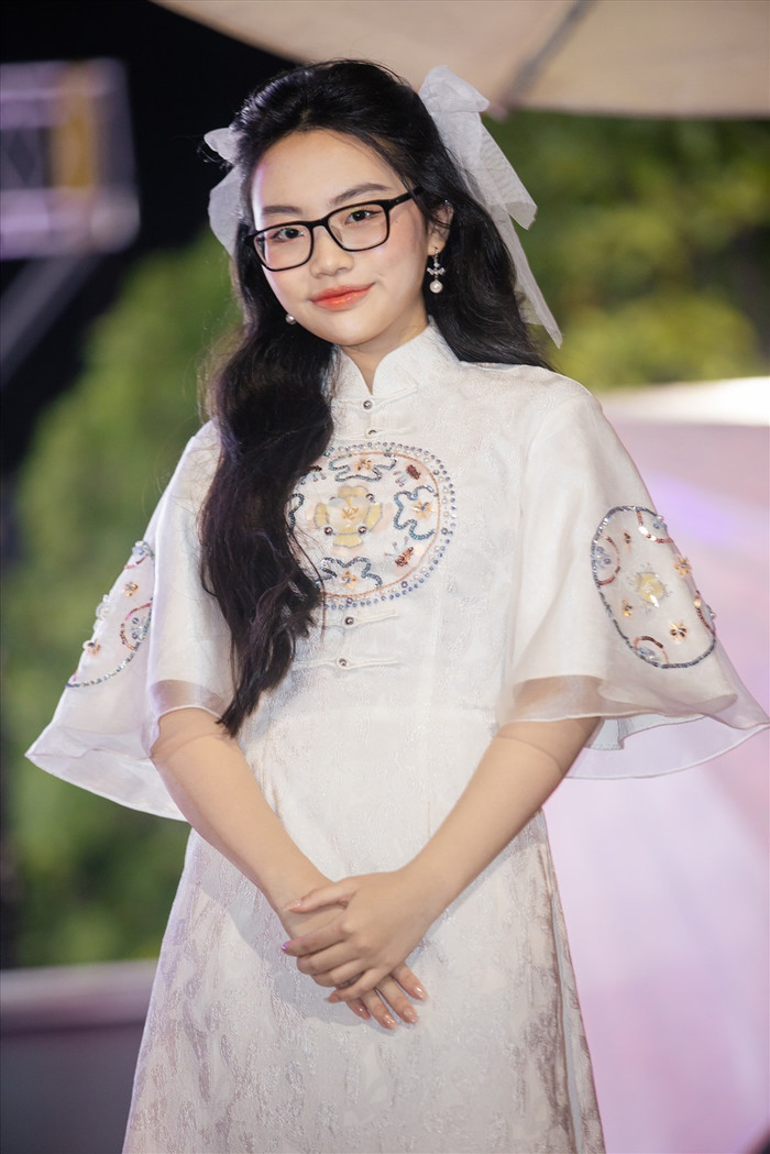 Phương Mỹ Chi vốn quen thuộc với hình ảnh 'cô bé dân ca'.