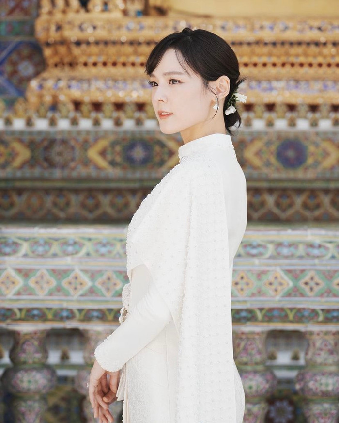 Nữ diễn viên xinh đẹp trong bộ váy truyền thống Siwalai, cô chọn phong cách trang điểm nhẹ nhàng, trang nhã.