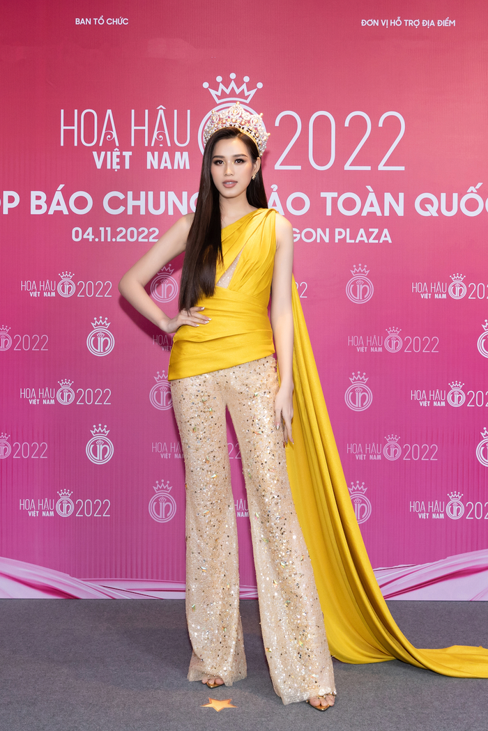 Hoa hậu Đỗ Thị Hà diện trang phục độc đáo 'ton-sur-ton' với màu của chiếc vương miện. Người đẹp sẽ trao lại ngôi vị cho người kế nhiệm vào cuối tháng 12 khiến nhiều fan phải tiếc nuối.