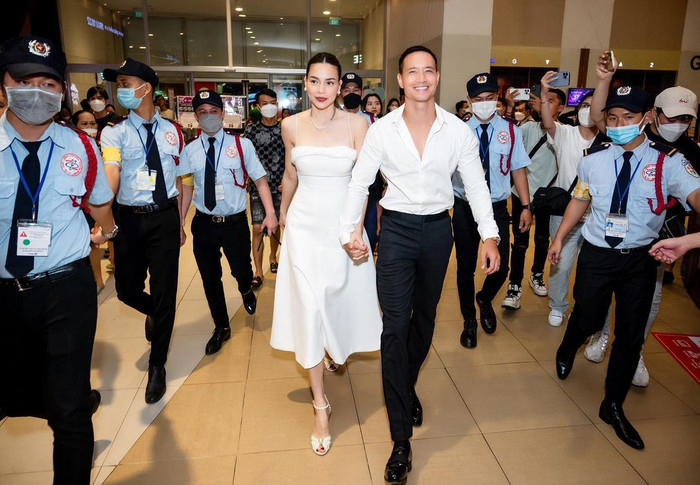 Dù trở thành một ông bố 'cuồng con' nhưng Kim Lý vẫn vô cùng quan tâm bà xã ở chốn đông người