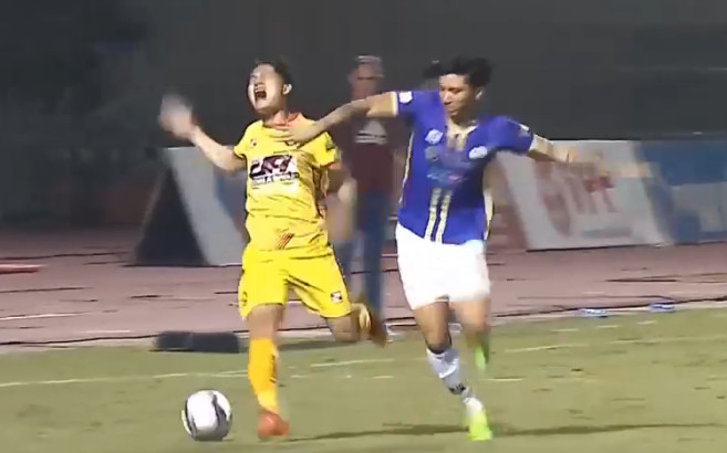 Đoàn Văn Hậu đánh vào mặt cầu thủ Thanh Hoá để trả đũa Ảnh 2