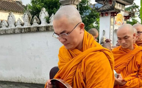 MC Đại Nghĩa bật khóc trong ngày cuối cùng xuất gia Ảnh 2