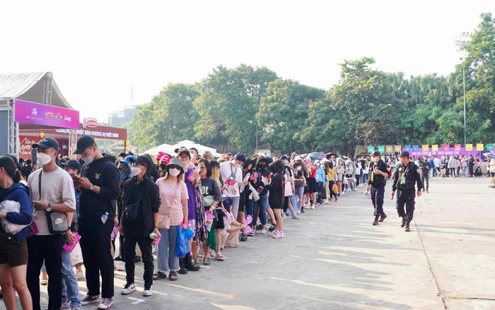 Trước giờ G liveshow Tri âm: Fan 'rồng rắn' xếp hàng để đợi gặp Mỹ Tâm Ảnh 2
