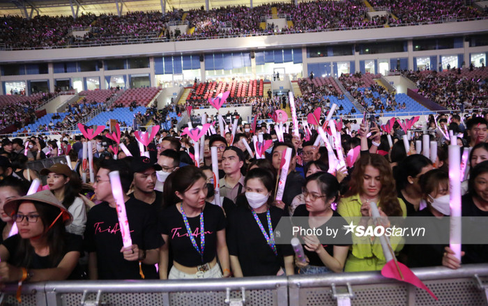 Hé lộ khung cảnh trước giờ G liveshow 'Tri Âm' của Mỹ Tâm: Khán đài được phủ hồng 'toàn tập' Ảnh 2