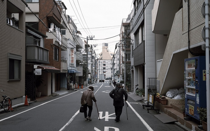 Cụ ông 81 tuổi đẩy vợ khuyết tật xuống biển sau 40 năm chăm sóc, biết lý do ai nấy đều nghẹn lòng Ảnh 2