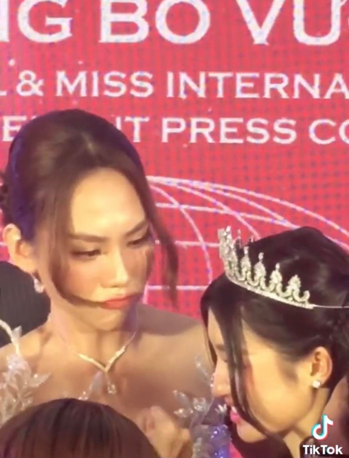 Mai Phương có hành động 'đánh iu', cưng nựng đàn em Phương Nhi. (Ảnh: Tiktok Trixie1312)