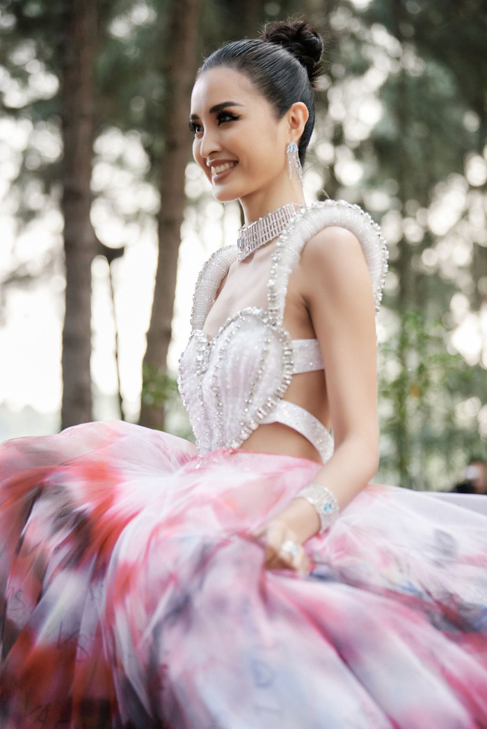 Miss Supranational 2013 hóa nàng thơ giữa rừng thông, diễn vedette khoe thần thái ma mị, cuốn hút Ảnh 1