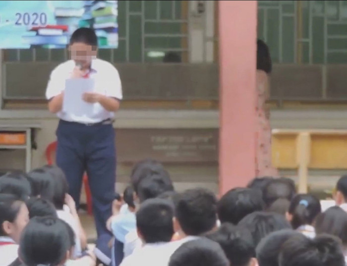 Một học sinh từng bị bêu tên, phải đọc bản kiểm điểm trước toàn trường do “xúc phạm” một nhóm nhạc gây bức xúc lớn trong dư luận trước đây. (Ảnh: Thanh niên).