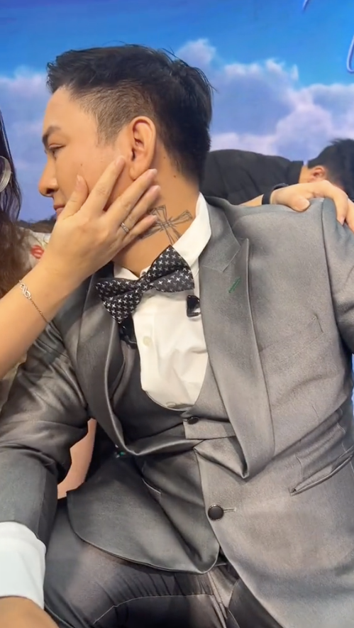 Hình ảnh mới nhất của Hoài Lâm trong một đêm diễn.