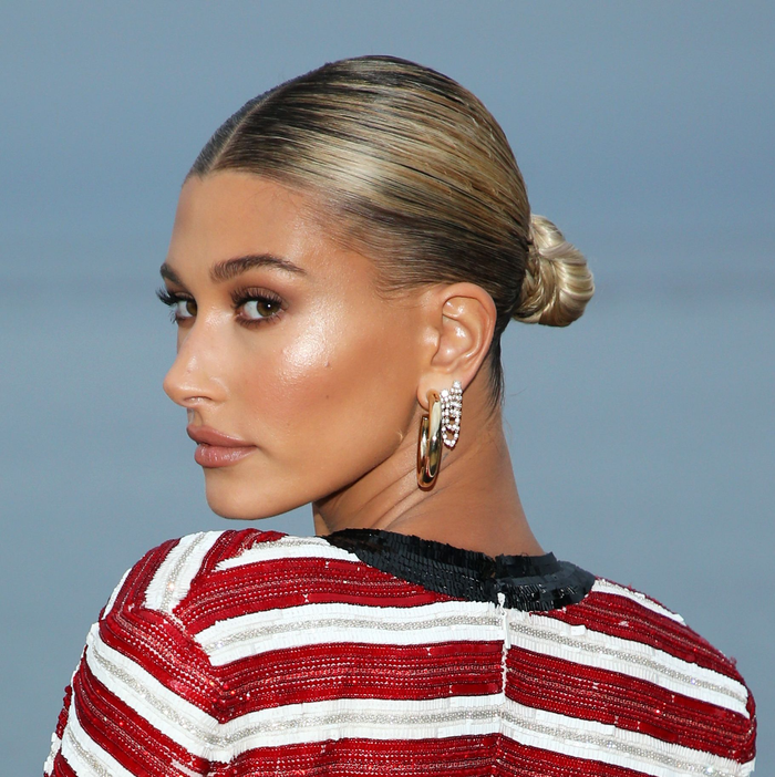 Slicked Bun là xu hướng tóc sở hữu lượt tìm kiếm khủng trên các nền tảng.