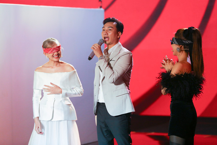 Trang Pháp và Phương Lan đối đầu nhau trong phần thi giải mê cung.