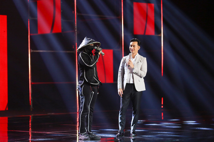 Các thành viên của nhóm nhảy đèn led đưa ra đề bài.