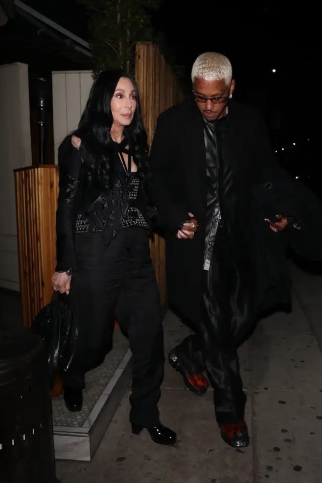 Cher bị cánh săn ảnh bắt gặp tay trong tay với tình trẻ kém 40 tuổi