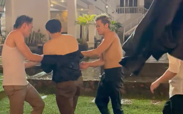 Hai sao nam Vbiz 'tác động vật lý' xé toạc trang phục lẫn nhau trong đám cưới đồng nghiệp Ảnh 2