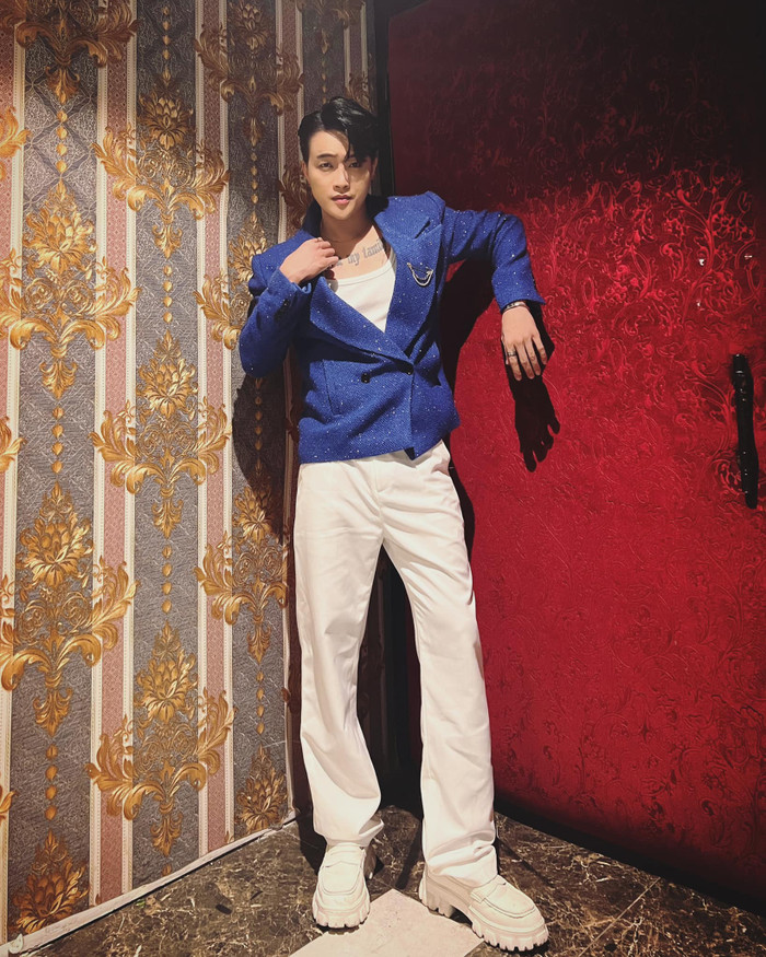 Ca sĩ TiTi bất ngờ trở thành chủ đề bàn tán trên mạng xã hội khi xuất hiện tại một sòng bạc ở Campuchia.