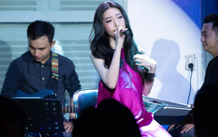 Tái xuất sân khấu ca nhạc, Khổng Tú Quỳnh có màn hát live khiến dân mạng 'cảm lạnh' Ảnh 2