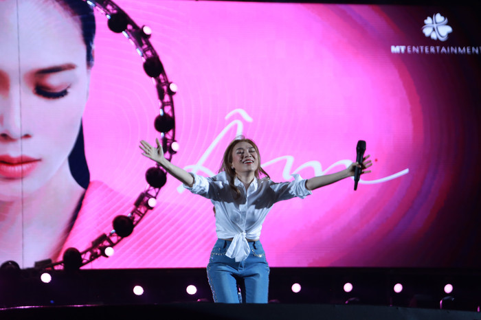 Chứng kiến khoảnh khắc này, nữ nghệ sĩ không khỏi xúc động.